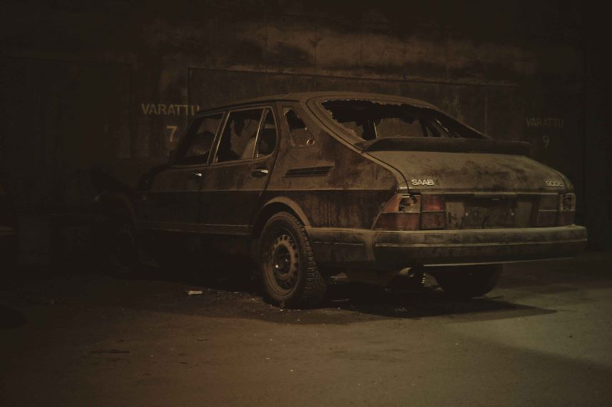 Épave de voiture dans un garage